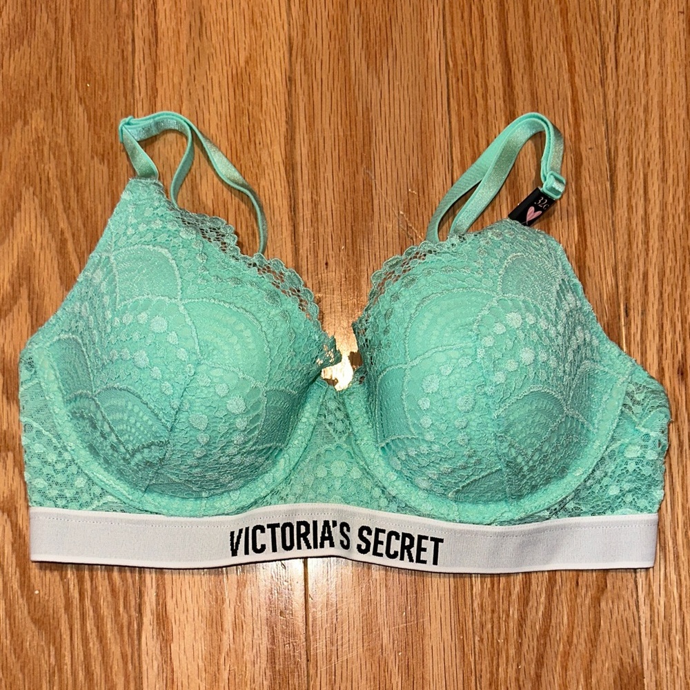 NWT Victoria's Secret sea foam green Lace Bra with logo. 32C. Memory foam.